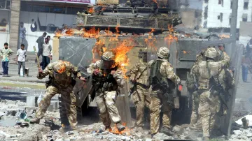 Britští vojáci prchají z vozidla zasaženého zápalnou lahví (Basra, 22.3.2004)