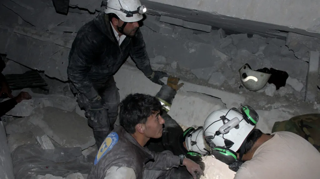 Záchranáři vytahují přeživší zpod trosek mešity
