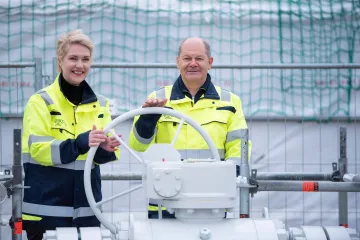 Německo má na zimu dostatek plynu, řekl Scholz při otevření druhého LNG terminálu