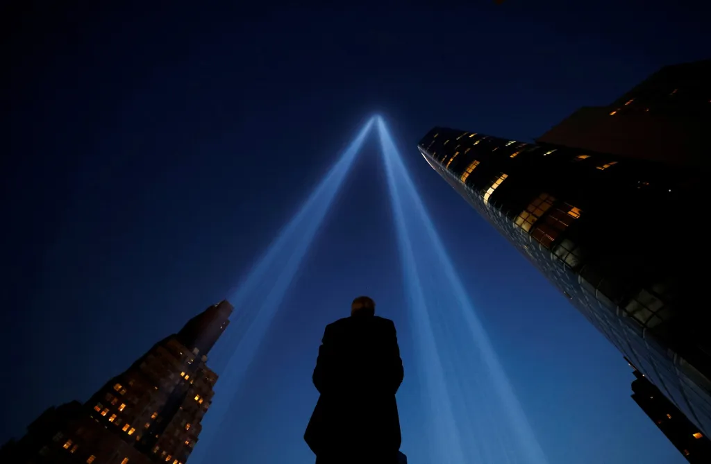 Američané nikdy nezapomenou na události, které se odehrály 11. 9. 2001 v New Yorku. Na místě, kde stávaly dvě budovy Světového obchodního centra (Dvojčata), nechalo město osvítit noční oblohu