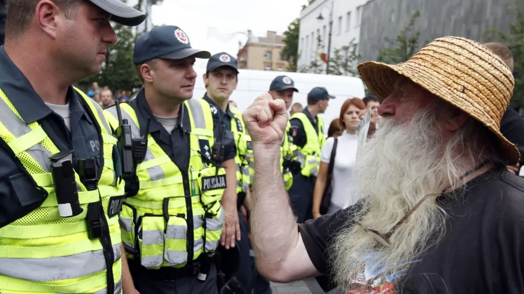 Odpůrce pochodu hrozí policistům