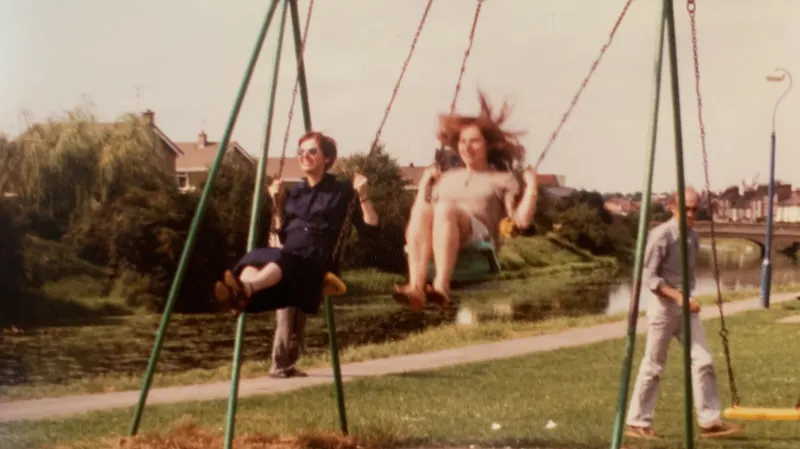 Irena Sedlecká s dcerou Norou. Do Londýna přišly v roce 1966. Na důležité zakázky si sochařka musela počkat dalších 20 let