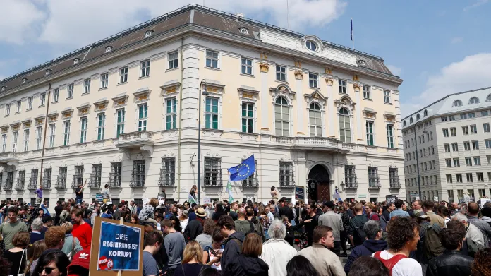 Demonstranti požadují před sídlem rakouského kancléře nové volby