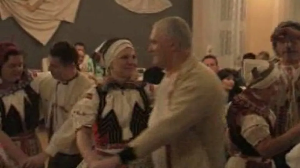 Tanečníci na krojovaném plese