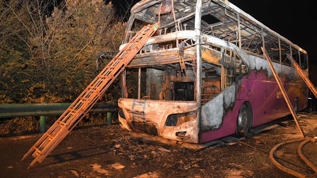 Požár zachvátil autobus v Číně