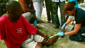 Ošetřování zraněných na Haiti