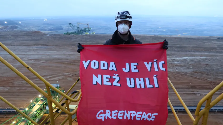 Aktivisté protestují na dole Turów