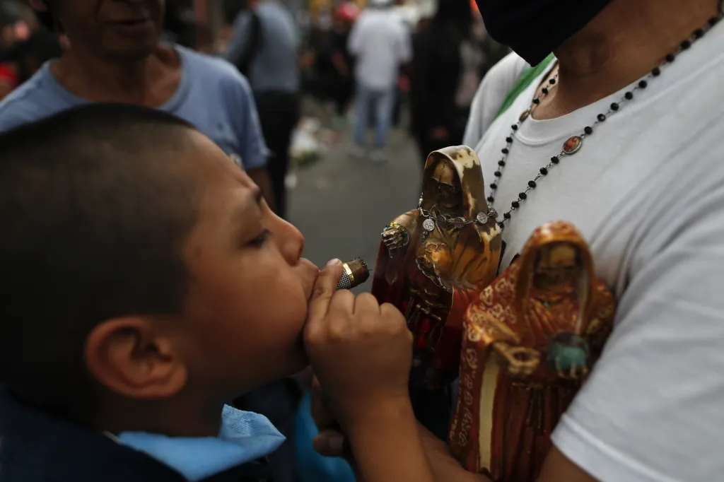 Kult má zastánce napříč celou společností, většina věřících pochází z pracující střední třídy. Jsou mezi nimi mladí lidé, chudí, převažují ženy. Obrací se k němu lidé, které zklamala katolická církev. Santa Muerte chrání bez předsudků, je rovněž zastánkyní LGBT komunity, menšin a lidí na okraji společnosti
