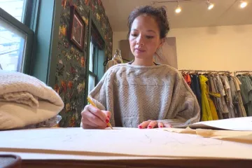 Návrhářka z New Yorku odráží v módě svou imigrantskou zkušenost 