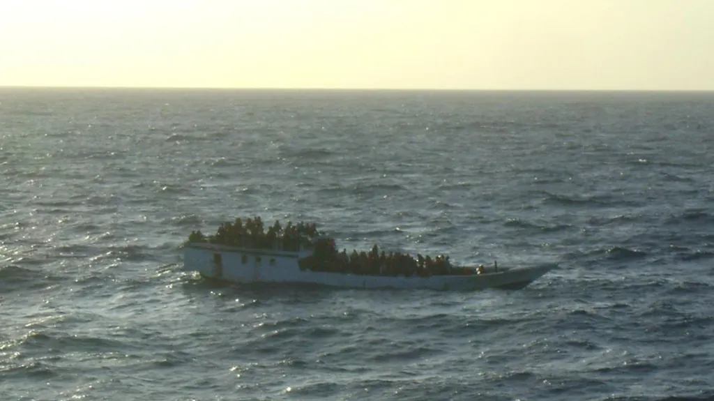 Loď s uprchlíky u Vánočního ostrova