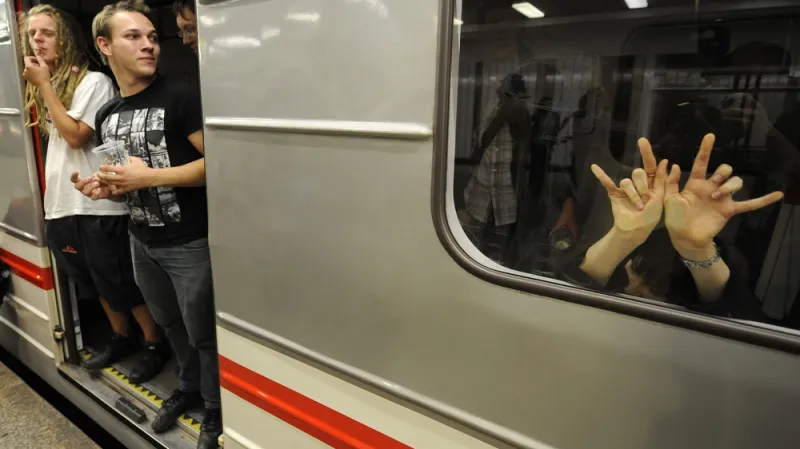 Účastníci happeningu v pražském metru