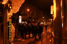 Při protestech ve Francii bylo zadrženo 457 lidí, přes čtyři sta policistů utrpělo zranění