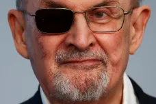 Jako králík před reflektory. Salman Rushdie medituje v nové knize o tom, jak ho skoro zabili