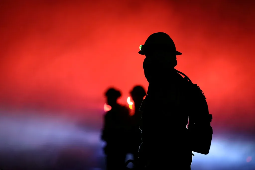 Hasiči bojují s ohněm v kopcích Santa Barbary v Kalifornii