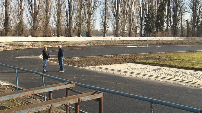 Atletická dráha na stadionu v Čelákovicích