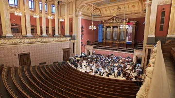 Rudolfinum otevřeli před 140 lety. Za svojí existenci sloužilo hudebníkům či politikům