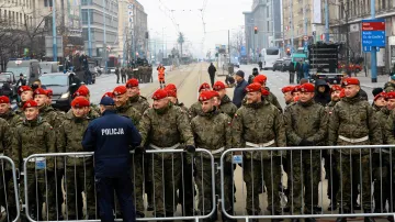 Na bílo-červený pochod ve Varšavě dohlíží policie