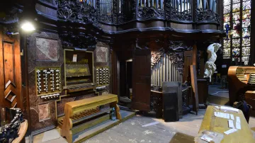 Varhanáři rozebírají Englerovy varhany v chrámu svatého Mořice v Olomouci