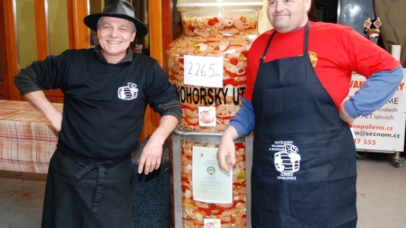 Rekord v uložení špekáčků - Žlebské Chvalovice