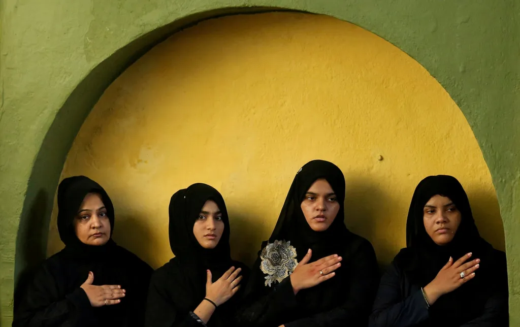 V den zvaný Ašúra se konají takzvané šíitské pašije. Jde o den zasvěcený Husajnu ibn Alímu, který byl vnukem proroka Mohameda