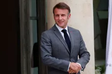 Macron oddaluje jednání o vládě. Extrémní levice pohořela v parlamentu