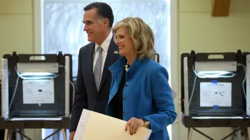 Mitt Romney odvolil s manželkou v Belmontu