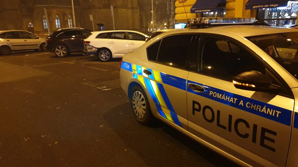 Policisté při vyšetřování nehody, při níž řidička srazila dvě chodkyně