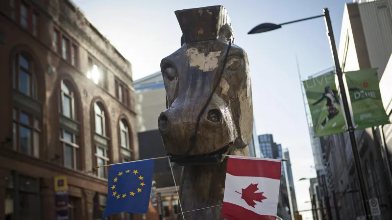 Protest v Torontu proti obchodní dohodě CETA mezi Kanadou a EU (2013)