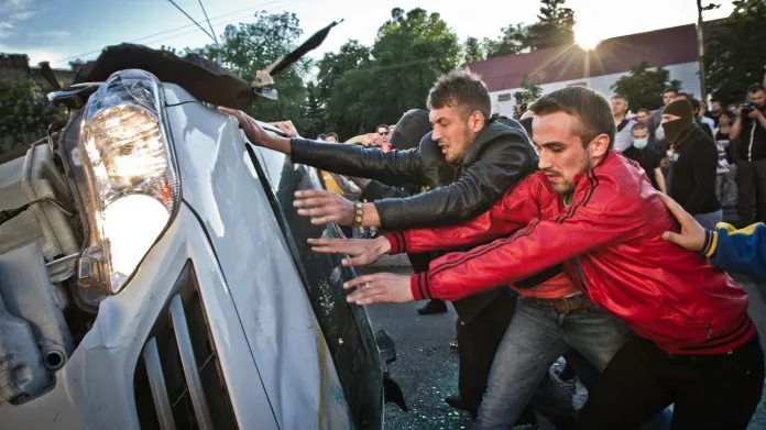 Násilný protest před ruskou ambasádou v Kyjevě