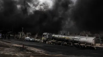 Následky útoku na palivové nádrže u Teheránu (snímky z 8. března 2026)