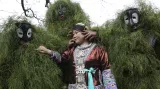 Příslušníci etnika Miao z čínského města Liuzhou oblečeni v tradičních maskách potírají tvář mladé dívky popelem, aby jí zajistili v životě štěstí. Podobné obřady probíhají po celé Číně v rámci oslav nového roku ohnivého Kohouta.