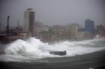 Irma bičovala Kubu obřími vlnami. Oběti úřady nehlásí