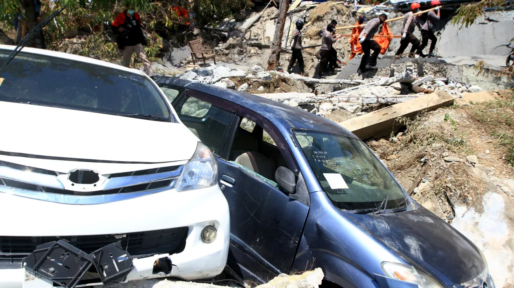 Záchranáři v Indonésii hledají oběti zemětřesení