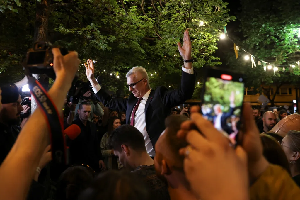 Ivan Korčok se svými příznivci v den vyhlášení výsledků prezidentských voleb