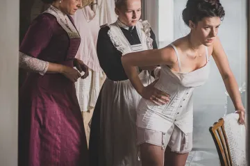 Když ženy nebyly sešněrovány jen korzetem. Film Služka se inspiruje příběhem z rodiny Vášáryových