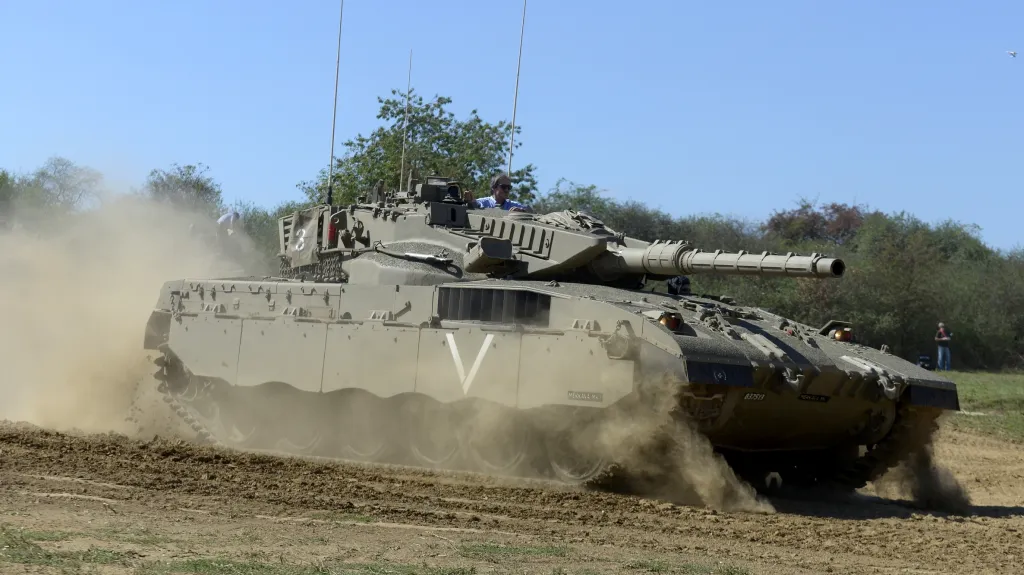 Ministr obrany Martin Stropnický ve věži izraelského tanku Merkava