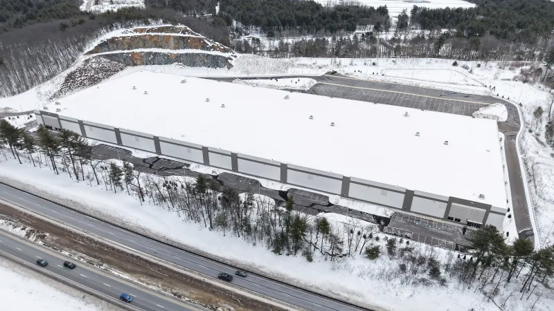 Sklad, který ICE plánuje přestavět na regionální centrum pro zadržené imigranty. Merrimack, New Hampshire