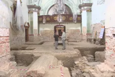 Pod kostelem ve Znojmě našli archeologové pozůstatky dvou honosných chrámů