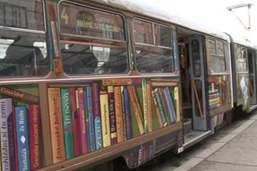 Knižní revizoři odměňují čtenáře cestující tramvají