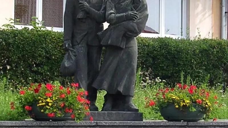 Socha Lidé bez domova v Sedlčanech připomíná osud vystěhovaných