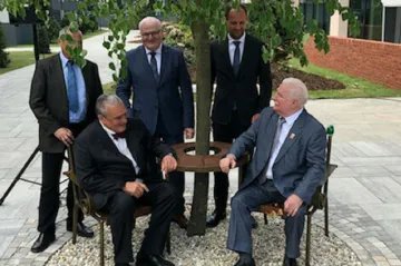 Slováci mají svou první lavičku Václava Havla, v Košicích ji odhalili exprezidenti Walesa a Schuster