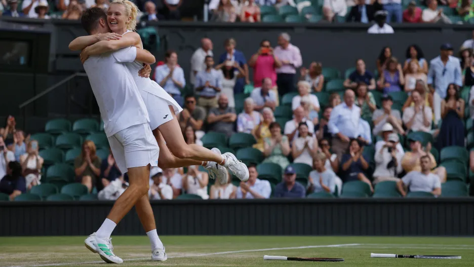 Kateřina Siniaková slaví spolu se Semem Verbeekem vítězství ve finále wimbledonské smíšené čtyřhry