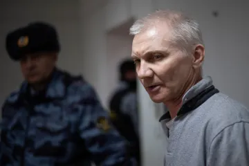 „Zvítězíme, jsi hrdina.“ Dcera v dopise podpořila otce, kterého v Rusku odsoudili kvůli dětskému obrázku
