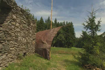 Vítr osudu. Land-artová instalace připomíná odsunuté rodiny