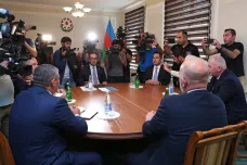 Arménie se musí vydat cestou míru, řekl Pašinjan. Země chce přijmout desetitisíce lidí z Karabachu