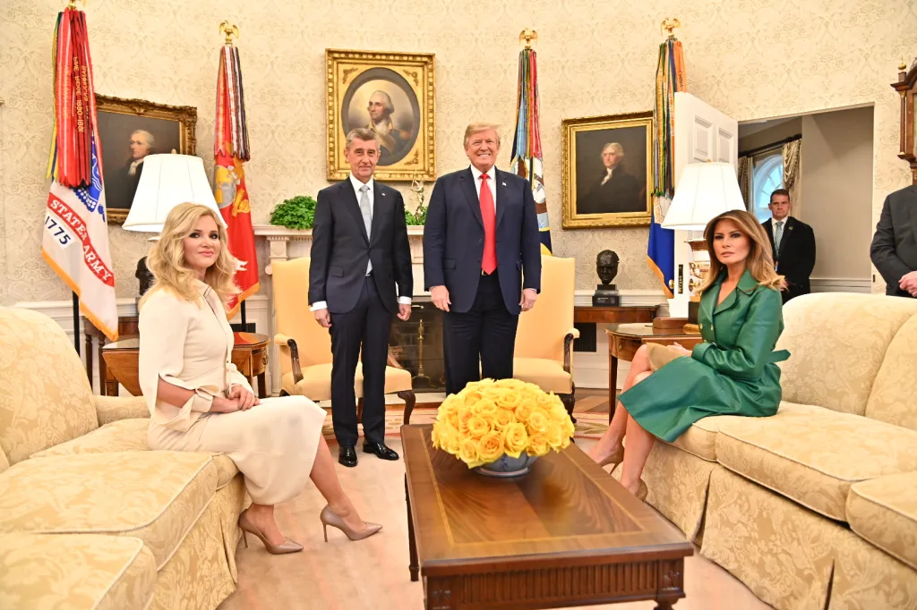 Andreje Babiše s manželkou Monikou uvítal v Bílém domě Donald Trump s chotí Melanií. Oba politici zhruba pět minut promlouvali k přítomným novinářům.