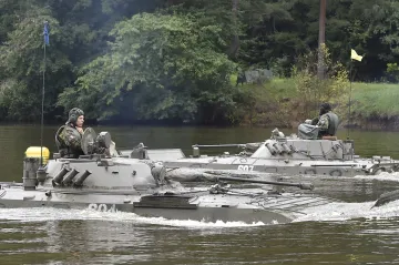 Vodní slalom se čtrnáctitunovým BVP-2. Armáda v Myslejovicích cvičí překonávání toku