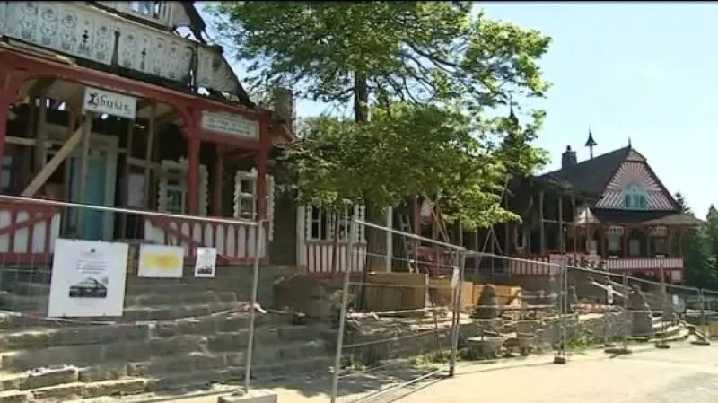 Vyhořelý Libušín dostane provizorní kryt – z oceli