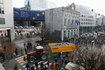 Policie v Bruselu nasadila proti protestujícím farmářům vodní děla a slzný plyn