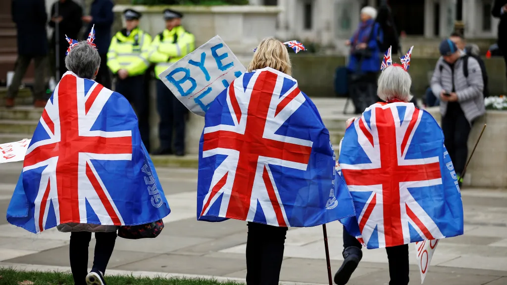 Lidé oslavují brexit